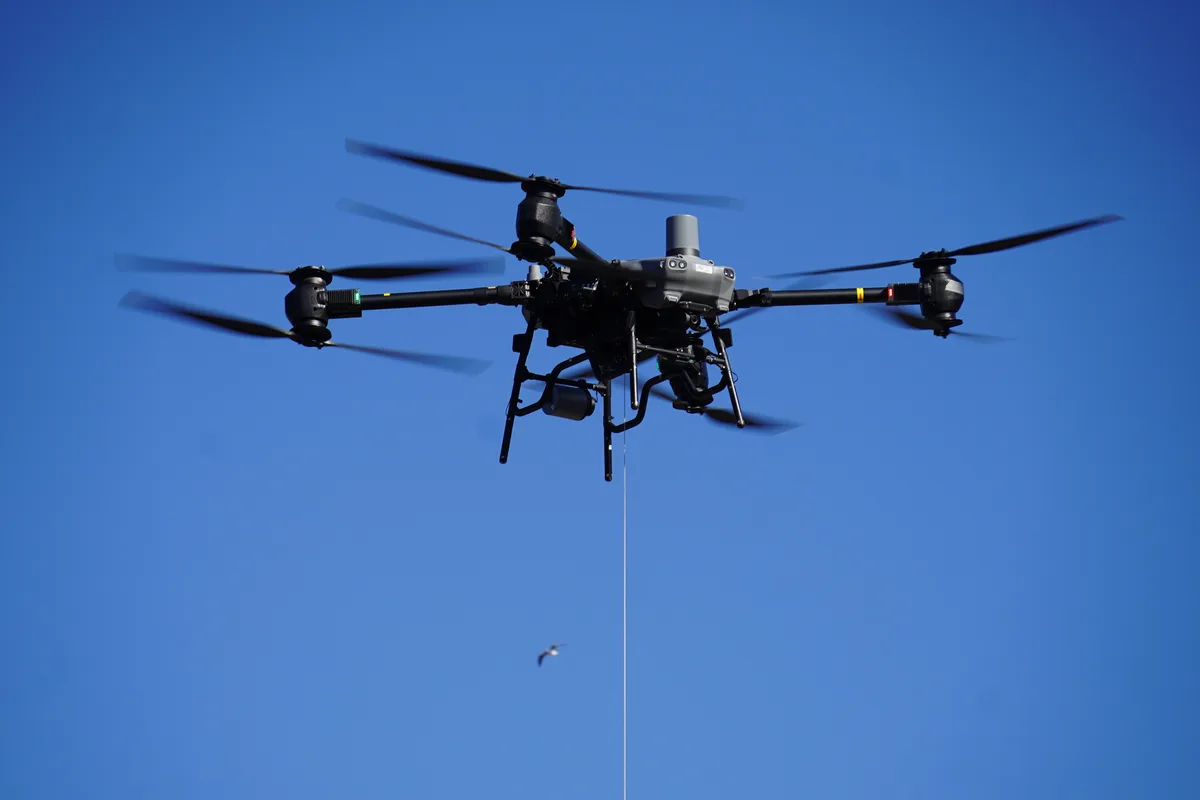 Eine Drohne am Himmel.